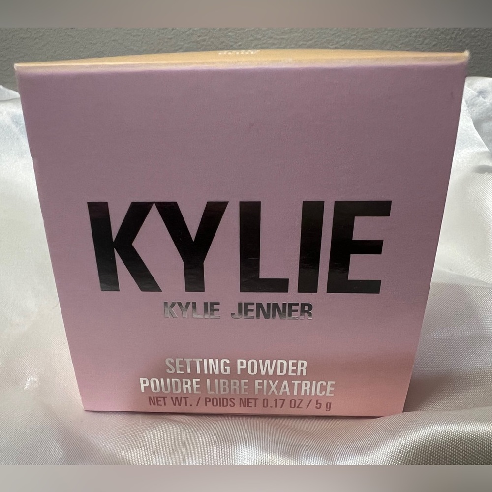 NIB KYLIE JENNER Setting Powder ..400 beige
